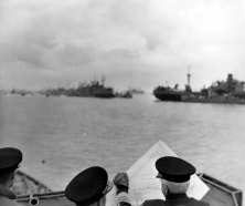 (détails) Les Amiraux Stark et Kirk, à bord du HMS Scorpion, le 14 juin. (détails)