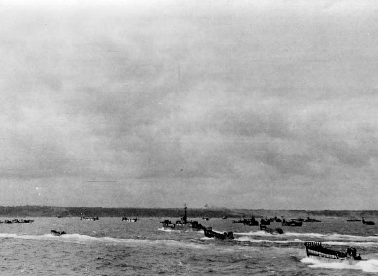 Un LCT près de la plage, à marée haute LCI et LCVP avancent vers le Ruquet Des péniches LCI et LCM se dirigent vers Le Ruquet pour y mettre à terre les 115ème e