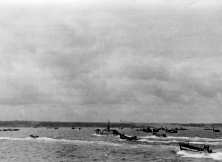 Un LCT près de la plage, à marée haute LCI et LCVP avancent vers le Ruquet (détails) Des péniches LCI et LCM se dirigent vers Le Ruquet pour y mettre à terre les 115ème e
