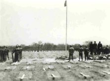 Cérémonie en 1945 au cimetère de Colleville