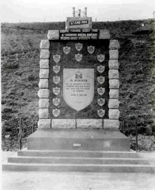 (Details) Ein Journalist läuft, um seine Sendung zu passieren Das erste Denkmal der 6. BSE errichtet am Ende von 44, übertragen von Vierville (Details).