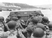 (détails) Des troupes dans un LCVP approchant d'Omaha Beach le "Jour-J", 6 Juin 1944. Soldats du 18ème RI sur un LCVP