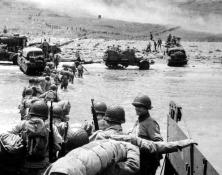 (détails) Le 18ème RI arrive à terre (détails) On voit les colonnes de soldats montant le coteau à l'est du Ruquet, dans le WN64 (détails)