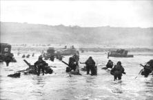 Other detail - GIs move towards the scab slope, we see 3 or 4 tanks, 1 or 2 amphibians (with narrow and high air sleeves) and 2 standard type (with 