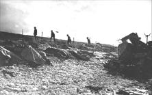 (détails) Les morts alignés avant inhumation au premier cimetière les morts alignés sur les galets de la plage, à Colleville