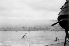 Ci-dessous 3 photos prises du LCI 91, vers 1750-8h00, montrant des chars DD sur la plage et le banc de galets de Dog White, avec les épis en bois de ce secteur de Dog Whi