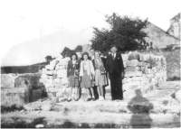 le presbytère au toit crevé, vu du clocher de l'église (détails) Les ruines de l'école
