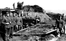 Soldats au repos au WN62 (détails) (détails) Travail sur le WN62, devant un des canons de 75mm (détails) Le canon de 75 (PAK40) dans la casemate basse Entrée arrière bunk