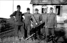 (détails) Gockel au milieu de ses camarades (détails) Soldats près d'une mitrailleuse au WN62