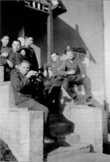 Soldats au repos au WN62 (détails) (détails) Travail sur le WN62, devant un des canons de 75mm (détails) Le canon de 75 (PAK40) dans la casemate basse Entrée arrière bunk