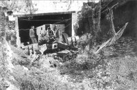 (détails) vue arrière de la casemate du WN61, avec le canon de 88, glissé hors de son emplacement (détails) Le PAK 43 du WN61, extrait de sa casemate