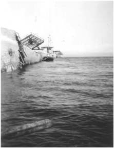 (détails) La traverse de pontons Phénix devant Vierville, vers 1955