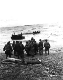 Un LCVP coulé, sauvetage des rescapés (détails) (détails) Ci-dessus un sauvetage, au large on aperçoit un grand bâtiment, le croiseur Augusta