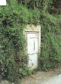 La porte d'entrée de l'abri, dans le talus de la route conduisant à la mer