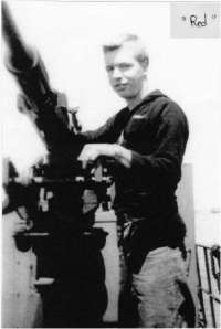 Le marin Al Jones sur le LCT 552, près d'un canon de 20mm