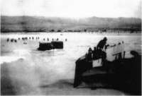 Document du fonds : Images des régiments de renforts et du Génie débarquant au Ruquet à partir de 10h00, à la pleine mer