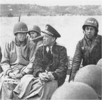 Document du fonds : La visite des hautes autorités du Pentagone le 12 juin 1944 à Omaha Beach