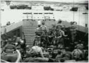 Le Général Hubner, Cdt la 1ère Division, dans le LCT qui l'amène à terre Le LCT qui débarque le PC avancé du Général Huebner