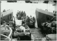 Le Général Hubner, Cdt la 1ère Division, dans le LCT qui l'amène à terre Le LCT qui débarque le PC avancé du Général Huebner