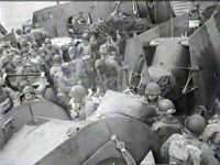 Un LCT (le 30?) débarque du Génie et des avions L5 Piper Cub de l'artillerie de campagne