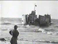 Une jeep sortant d'un LCT (le LCT 553?)