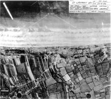 Briefing des Américains devant un maquette qui semble représenter la descente E3 (Colleville) (détails) Photo aérienne du 27 avril 1944, le WN62 est à droite sur la photo