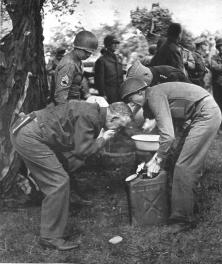 (détails) L'Amiral Stark montant à bord du croiseur USS "Augusta" (détails) A gauche le Général Marshall, à droite Eisenhower. (détails) De g à d, les Généraux Bradley, E