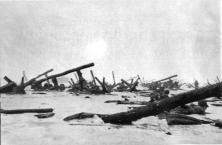Below and opposite, 10 photos showing the GIs of the E-Cie of the 16th Regiment, landed between Colleville and Le Ruquet, just west of the WN62, sheltering around 7:15 a.m. d