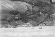 2 Bilder, aufgenommen am 30. Juni 1943, während die Deutschen begonnen hatten, die Villen des Strandes zu zerstören (Details) Les Moulins Est, unten, Foto informiert (freigestellt)