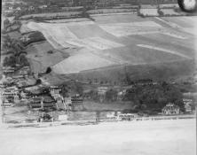 2 Bilder, aufgenommen am 30. Juni 1943, während die Deutschen begonnen hatten, die Villen des Strandes zu zerstören (Details) Les Moulins Est, unten, Foto informiert (freigestellt)