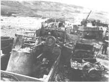 (подробиці) LCI93, затонуле судно, літо 1944 року. Поруч із суднами типу «Ліберті»... LCT 25 знищено;
на його борту знаходилося кілька напівгусеничних машин зенітного батальйону.