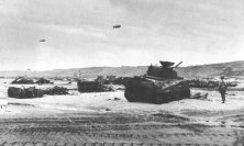 (détails) Un Sherman standard (le Ceaseless, du 743ème Tk Bn) détruit devant Dog Red, le 7 juin Le LCT 207 aborde sur la limite Dog Red Easy Green pour débarquer ses 4 ca