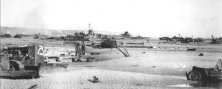 Document du fonds : Près du Ruquet le 7 juin, plage couverte d'épaves de la veille