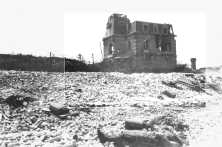 (détails) Le 7 juin, après la bataille, un GI mort sur les galets devant la maison "Les Sables d'Or" où le Colonel Bingham s'est abrité la veille