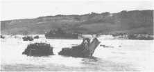 (détails) Un bulldozer naufragé (détails) Les restes des obstacles de plage pétardés la veille par les sapeurs de la Force Spéciale (SETF) qui ont terminé l'après-midi du