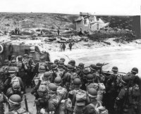(détails) GI débarquant d'un LCVP (détails) GI débarquant du LCI 488 (détails) Un détachement de la 214ème Compagnie de Police Militaire sort d' un LCT... (détails) ....