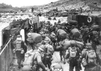 (détails) GI débarquant d'un LCVP (détails) GI débarquant du LCI 488 (détails) Un détachement de la 214ème Compagnie de Police Militaire sort d' un LCT... (détails) ....