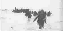 (détails) GI débarquant d'un LCVP (détails) GI débarquant du LCI 488 (détails) Un détachement de la 214ème Compagnie de Police Militaire sort d' un LCT... (détails) ....