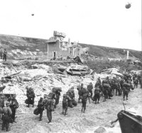 (détails) GI débarquant d'un LCVP (détails) GI débarquant du LCI 488 (détails) Un détachement de la 214ème Compagnie de Police Militaire sort d' un LCT... (détails) ....