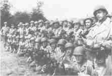 (Details) Fotografen des 165. PhotoCy des Signal Corps Gesehen vom Plateau zwischen Vierville und St. Laurent, einem noch verminten Gebiet, Sept 44