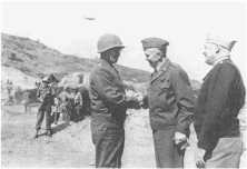 (détails) L'Amiral Stark montant à bord du croiseur USS "Augusta" (détails) A gauche le Général Marshall, à droite Eisenhower. (détails) De g à d, les Généraux Bradley, E