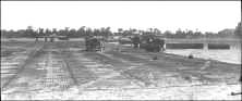 (détails) Mise en place de PSP (détails) Au fond à gauche, un DC3 de transport (détails) Piste recouverte de plaques SMT