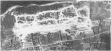 (détails) Photo aérienne prise à très haute altitude par un Arado234 à réaction Allemand en 8-44. La photo (au format 30x30cm) a été renseignée avec précision par les All