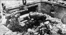 (details) The telemeter pit, it seems there is the body of a German soldier. During the battle this pit would have been used to gather the bodies of the killed GIs.