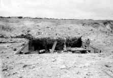 (details) The telemeter pit, it seems there is the body of a German soldier. During the battle this pit would have been used to gather the bodies of the killed GIs.