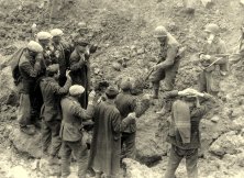 probably at the tip of the Hoc, prisoners of the "Todt", Yc Italians, according to their uniforms