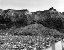 (details) An access scale near the tip. The slopes formed with the bomb explosions facilitated the escalation