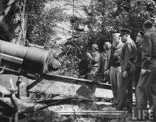 (details) On June 12, 44, the generals of the Pentagon (Marshall, Arnold and Admiral King), accompanied by Eisenhower and Bradley, were seen the guns of the peak of the Hoc