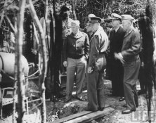 (details) On June 12, 44, the generals of the Pentagon (Marshall, Arnold and Admiral King), accompanied by Eisenhower and Bradley, were seen the guns of the peak of the Hoc