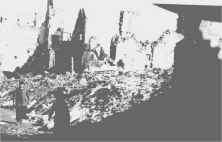 (détails) Les ruines au centre de Trévières (?, photo prise par Georges Chedal-Anglay en Sept 44)
